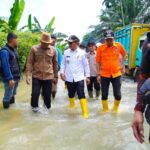 Wabup Rohman Tembus Kemacetan 10 Kilometer Temui Korban Banjir di Tungkal Jaya