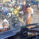 Dua Pria di Palembang Adu Jotos di Jalan