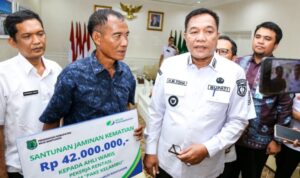 Bupati H M Toha Serahkan Santunan Jaminan Kematian keAhli Waris Pekerja Rentan