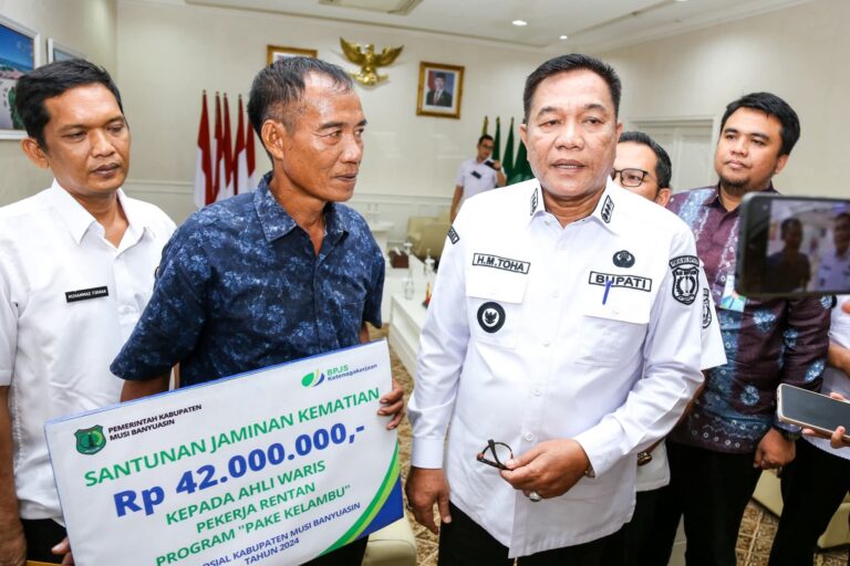 Bupati H M Toha Serahkan Santunan Jaminan Kematian keAhli Waris Pekerja Rentan