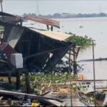 Tongkang Batubara Marine Tower Hantam 6 Rumah dan 5 Perahu Milik Warga Gandus