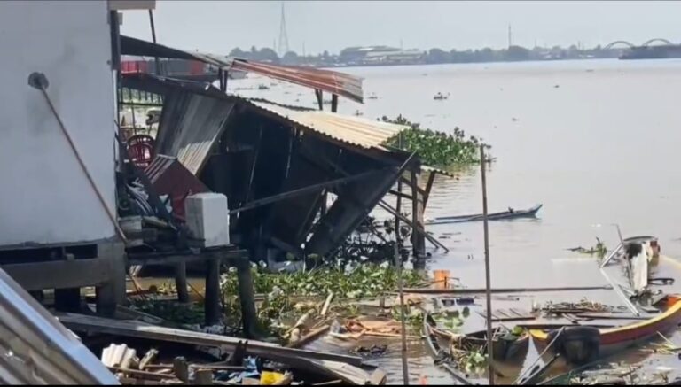 Tongkang Batubara Marine Tower Hantam 6 Rumah dan 5 Perahu Milik Warga Gandus