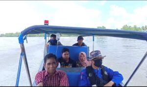 Personel Polairud Pos Pangkalan Sandar Upang Antar Pasien Kelenjar Tiroid ke Rumah Sakit
