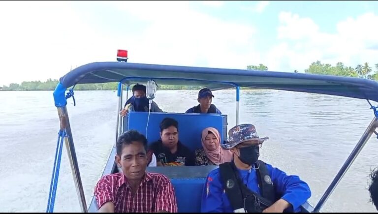 Personel Polairud Pos Pangkalan Sandar Upang Antar Pasien Kelenjar Tiroid ke Rumah Sakit