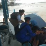 Personel Polairud Pos Pangkalan Sandar Upang Evakuasi Warga Penderita Hipertensi ke Rumah Sakit di Palembang