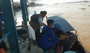 Personel Polairud Pos Pangkalan Sandar Upang Evakuasi Warga Penderita Hipertensi ke Rumah Sakit di Palembang