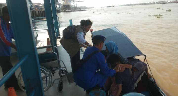Personel Polairud Pos Pangkalan Sandar Upang Evakuasi Warga Penderita Hipertensi ke Rumah Sakit di Palembang