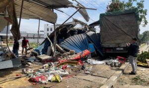 Tabrakan Beruntun di Jalan Alamsyah Ratu Prawiranegara, Truk Tronton Hantam Ruko dan Fortuner