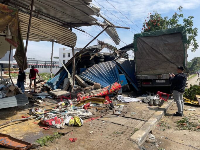 Tabrakan Beruntun di Jalan Alamsyah Ratu Prawiranegara, Truk Tronton Hantam Ruko dan Fortuner