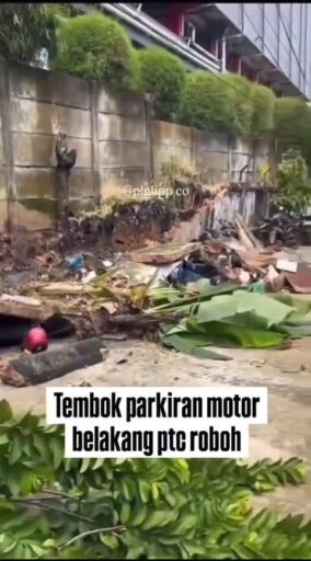 Pagar Mall PTC Mall Roboh, Timpah Penjaga Parkir dan Delapan Sepeda Motor