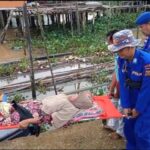 Peduli Sesama, Ambulance Apung Polairud Polda Sumsel Antar Lansia Kena Serangan Jantung ke Rumah Sakit
