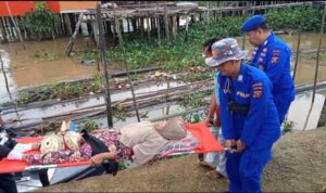 Peduli Sesama, Ambulance Apung Polairud Polda Sumsel Antar Lansia Kena Serangan Jantung ke Rumah Sakit