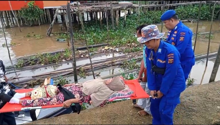 Peduli Sesama, Ambulance Apung Polairud Polda Sumsel Antar Lansia Kena Serangan Jantung ke Rumah Sakit