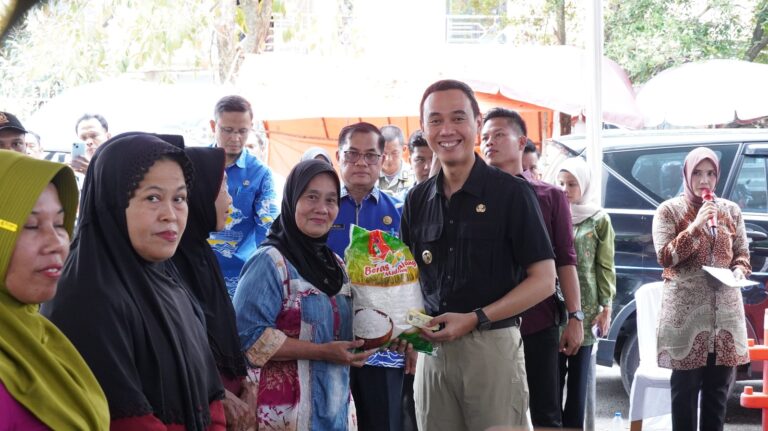 Kendalikan Inflasi Bupati OKI Ajak Masyarakat Beli Beras Kajang