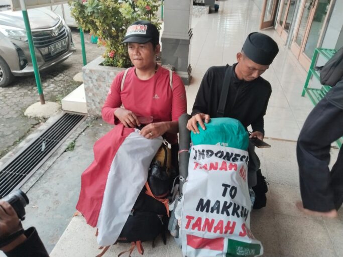 Dua Pria Ini Jalan Kaki ke Mekkah