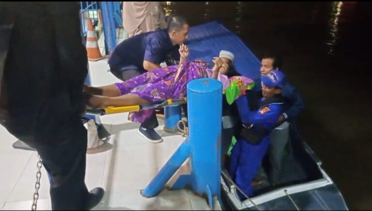 Ambulance Apung Polairud Pos Pangkalan Sandar Upang Evakuasi Bumil Melahirkan Bayi Sungsang