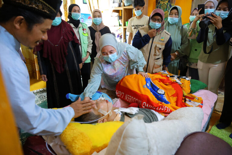 Ketua TP PKK Palembang Dewi Sastrani Besuk Warga Sakit di Kertapati