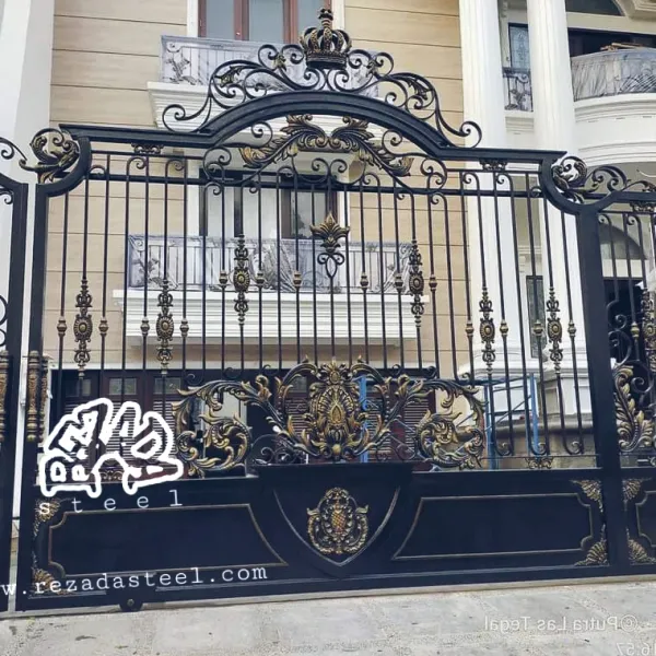 Pintu Gerbang Semi Klasik dengan Ornamen Jari