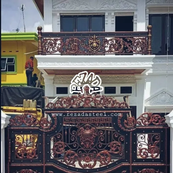 Pintu Gerbang dengan Mahkota Ornamen Alferon