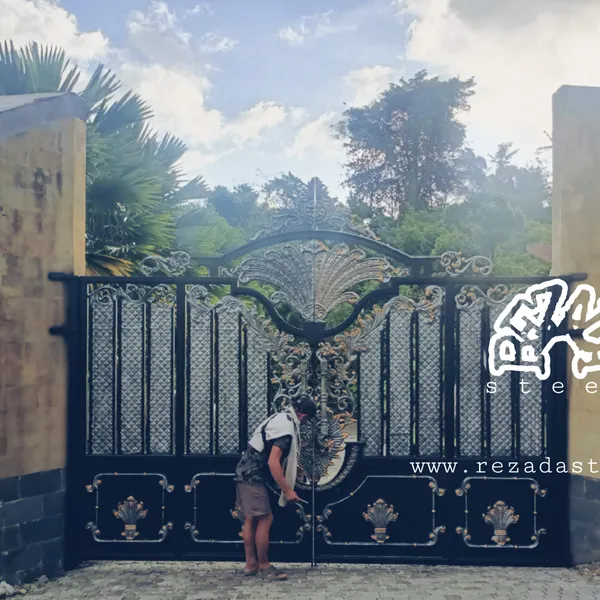Pintu Gerbang Swing Motif Kipas