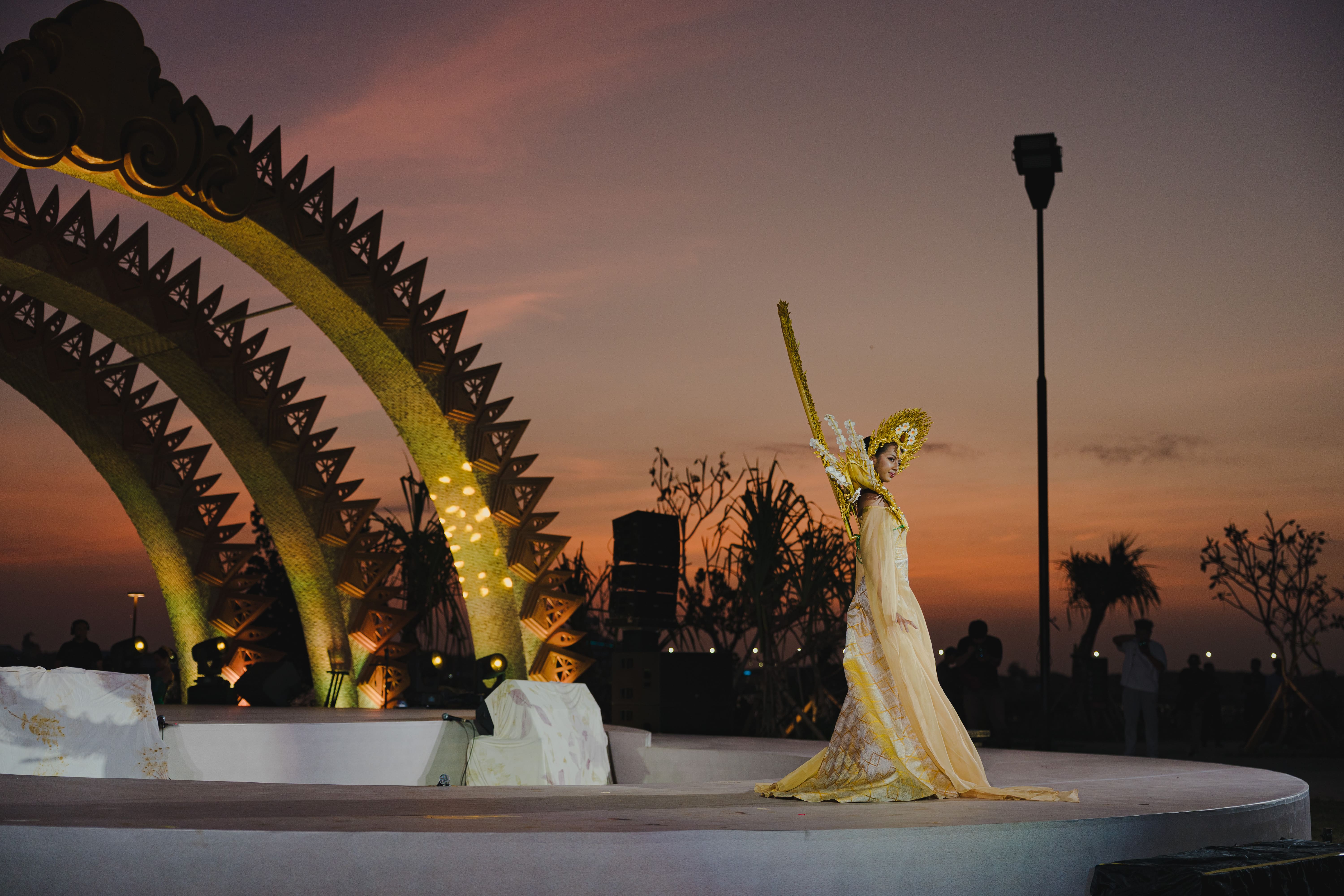 Seaview Stage & Sunset Strolls 
