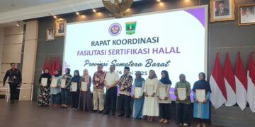 BPJPH RI Serahkan Sertifikat Halal kepada Pelaku UMK Binaan LP3H UPT Halal Center UNP
