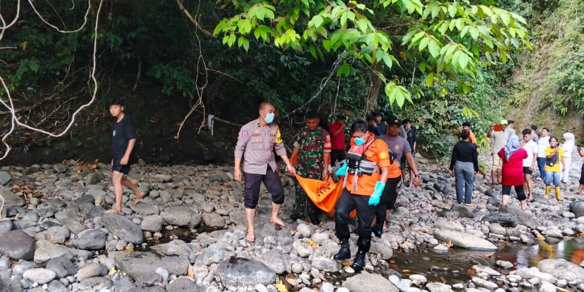 Tim SAR Evakuasi Mayat Tanpa Identitas di Sungai Lubuk Minturun Padang