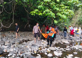 Tim SAR Evakuasi Mayat Tanpa Identitas di Sungai Lubuk Minturun Padang