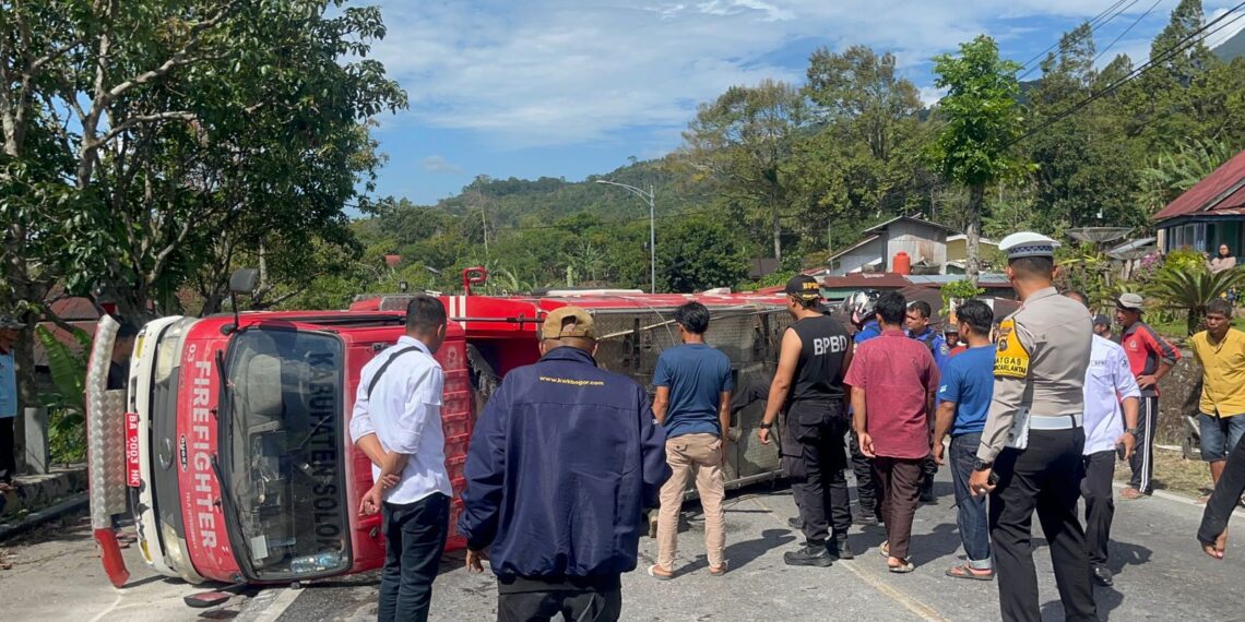 Kronologi Kecelakaan Damkar Kabupaten Solok: Terguling Usai Alami Slip saat Bertugas