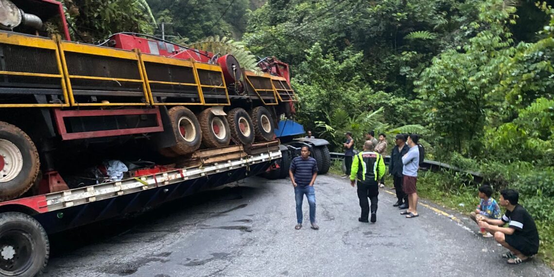 Mobil Pengangkut Alat Berat Terperosok di Jalan Palupuah, Akses Pasaman-Bukittinggi Lumpuh Sementara