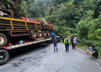 Mobil Pengangkut Alat Berat Terperosok di Jalan Palupuah, Akses Pasaman-Bukittinggi Lumpuh Sementara