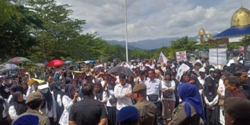 Tuntut Kejelasan Nasib, Ribuan Honorer Demo ke Kantor Bupati Padang Pariaman