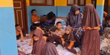 Kelas Digembok Pemilik Tanah, Ratusan Siswa SD di Sungai Limau Terpaksa Belajar di Teras Sekolah