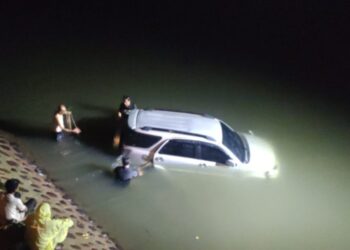 Minibus Terjun ke Sungai di Muaro Penjalinan, Diduga Hindari Sepeda Motor