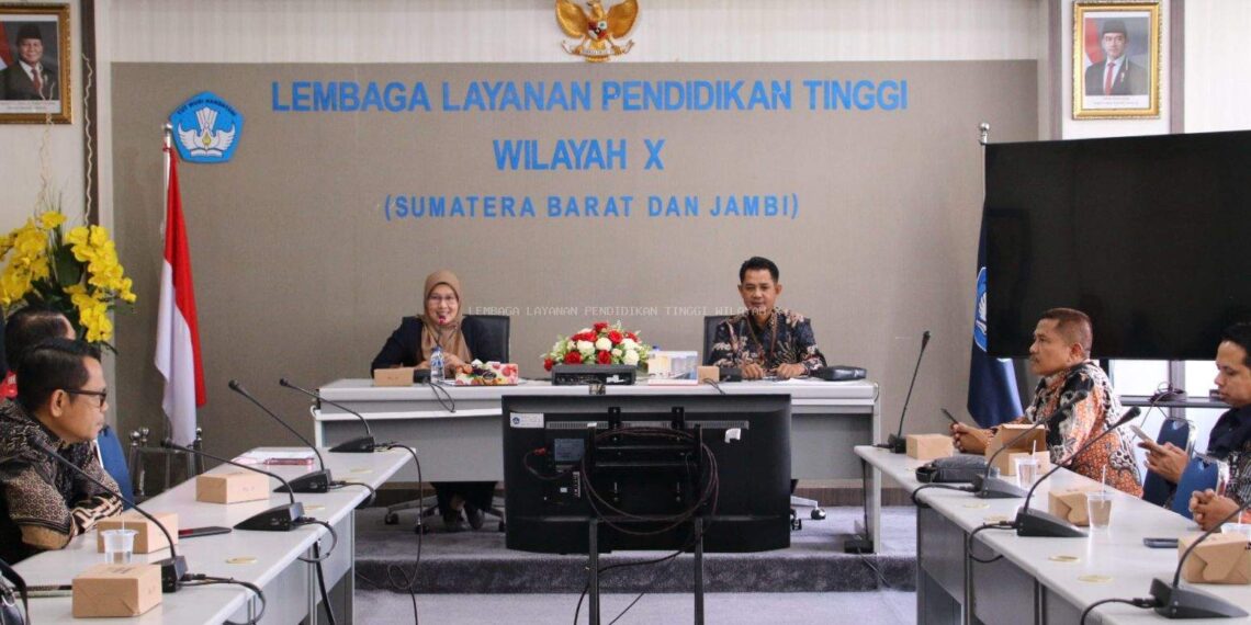 Kepala LLDIKTI Wilayah X Serahkan 9 SK kepada PTS di Sumatera Barat dan Jambi
