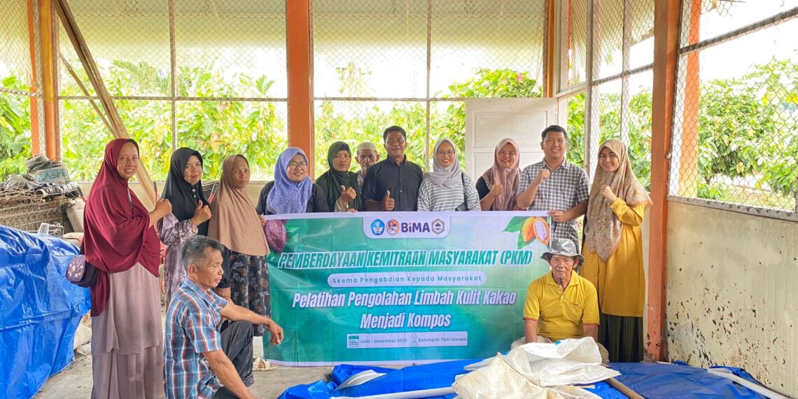 Dosen Politani Negeri Payakumbuh Gelar Pelatihan Pembuatan Kompos dari Limbah Kulit Kakao: UpayaPemberdayaan Kelompok Tani Kakao