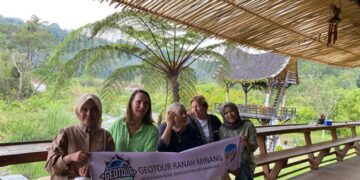 Mahasiswa UNP Gagas Geotour Ranah Minang, Ajak Wisatawan Australia Jelajahi Ngarai Sianok dan Maninjau