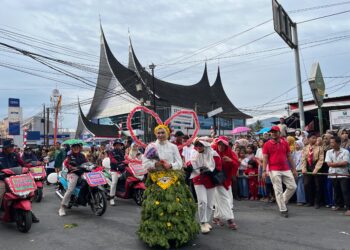 2.500 Peserta Meriahkan Pawai Alegoris Kota Solok, Tampilkan Kostum Unik hingga Kesenian Lokal
