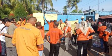 Gaji Tak Kunjung Dibayarkan, Ratusan Buruh PT Bumi Sarimas Lakukan Aksi Turun ke Jalan