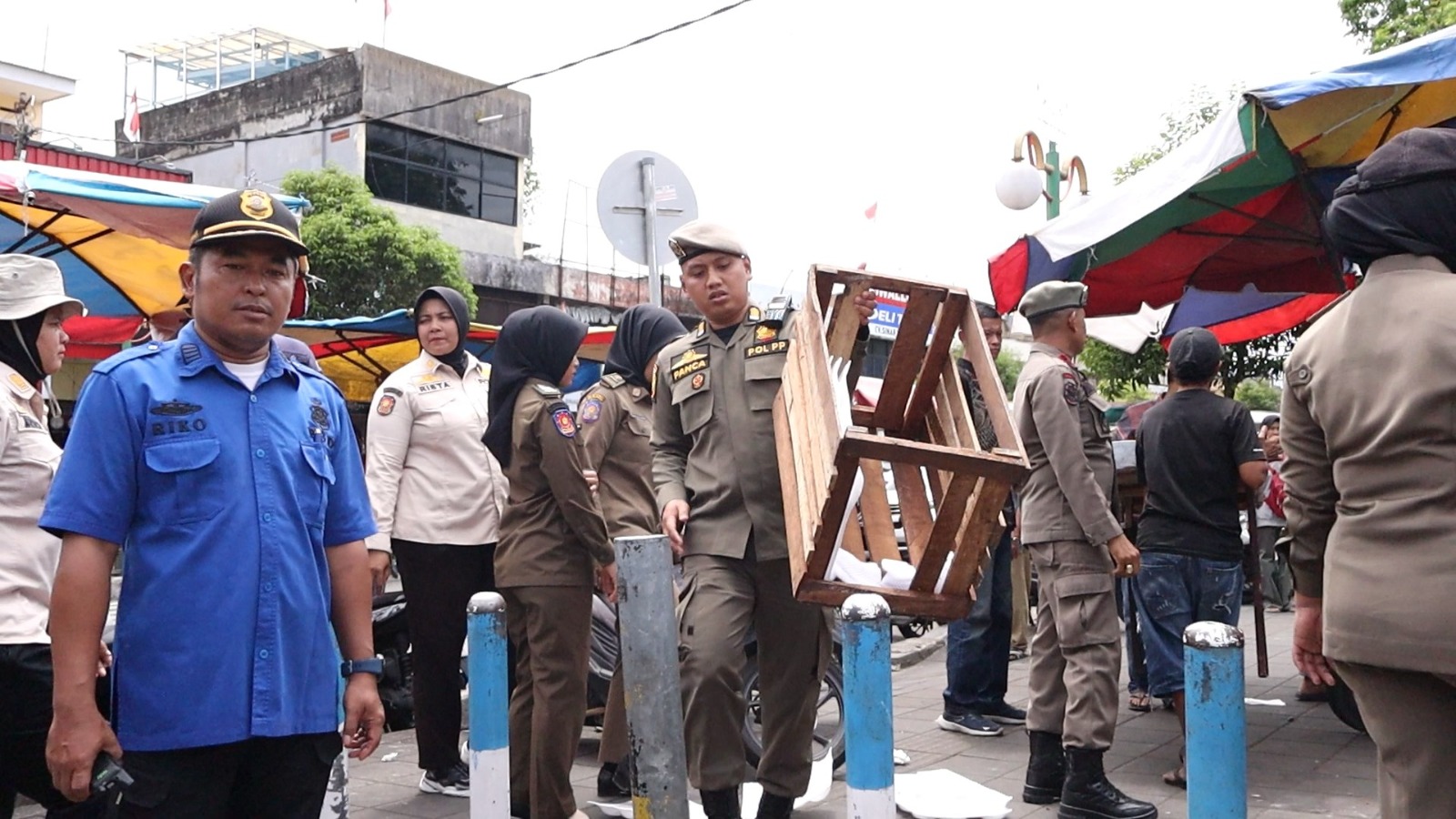 Ganggu Akses Jalan, PKL di Pasar Raya Barat dan Jalan Sandang Kota ...