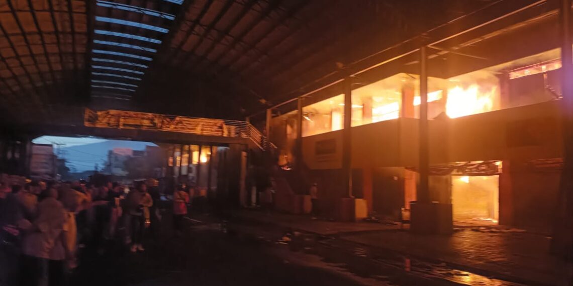 Kebakaran Hanguskan Pertokoan Pasar Payakumbuh, Belasan Toko Ludes