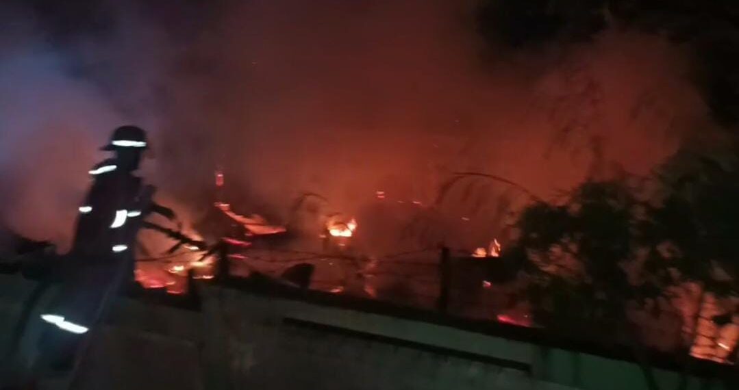 Api Lahap Kantin Sekolah di Kuranji, Damkar Padang Kerahkan 5 Armada