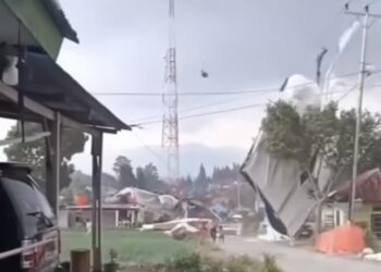Puting Beliung Terjang Solok, Tenda Hajatan Pernikahan Ikut Terbang Terbawa Angin