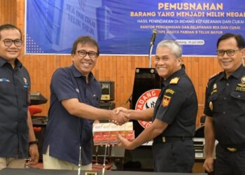 PT Semen Padang Musnahkan Barang Ilegal Hasil Penindakan Bea Cukai Teluk Bayur