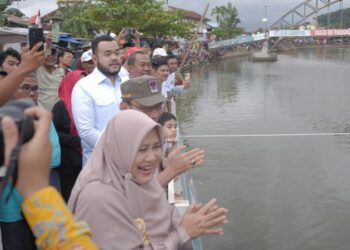 Warga Kota Padang Padati Sungai Batang Arau Saksikan Keseruan Lomba Selaju Sampan HJK ke-356