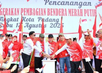 Sambut HUT ke-80 Kemerdekaan RI, Pemko Padang Bagikan 15.000 Bendera Merah Putih kepada Masyarakat