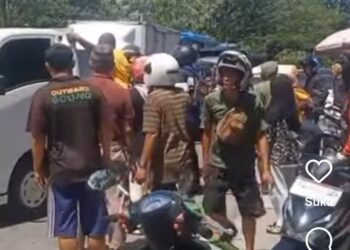 Sopir Angkot Diserempet Truk Saat Membeli Nasi, Nyaris Tewas di Tempat