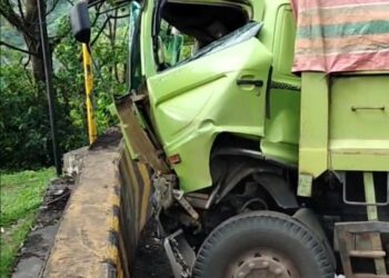 Truk Batubara Alami Rem Blong di Panorama Satu, Tabrak Dinding Pembatas