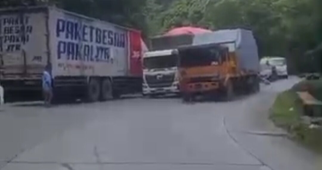 Kemacetan 2 Kilometer di Sitinjau Lauik Akibat Truk Batubara Rusak