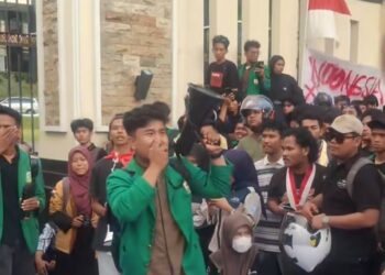 Ratusan Massa Gelar Aksi di Depan Polda Sumbar, Tuntut Kasus Kematian Affan Kurniawan Diusut Tuntas